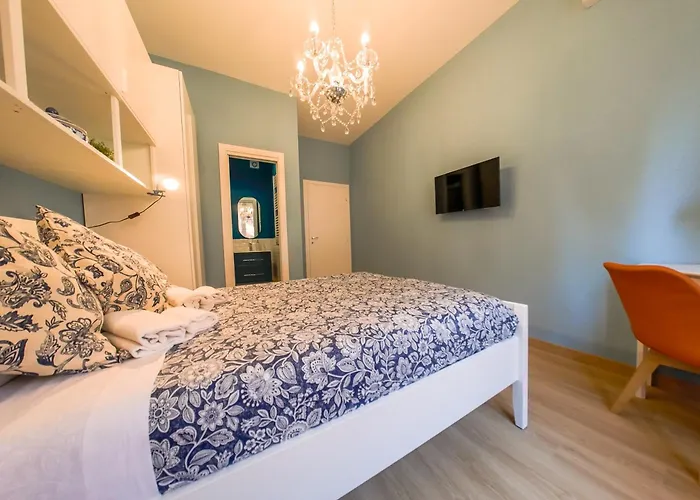 Chic Modern 2-Bedroom Near Metro