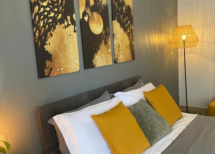 Bright Apartment Near San Pietro